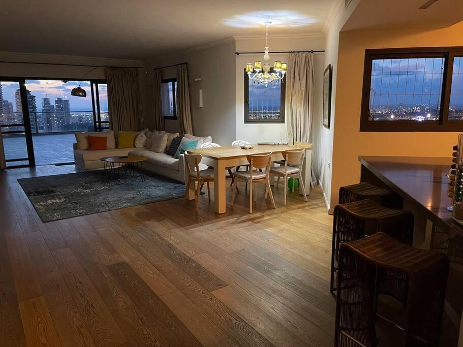 Beautiful Penthouse W/Amazing View, Prime Location Apartment Ramat Gan Bagian luar foto