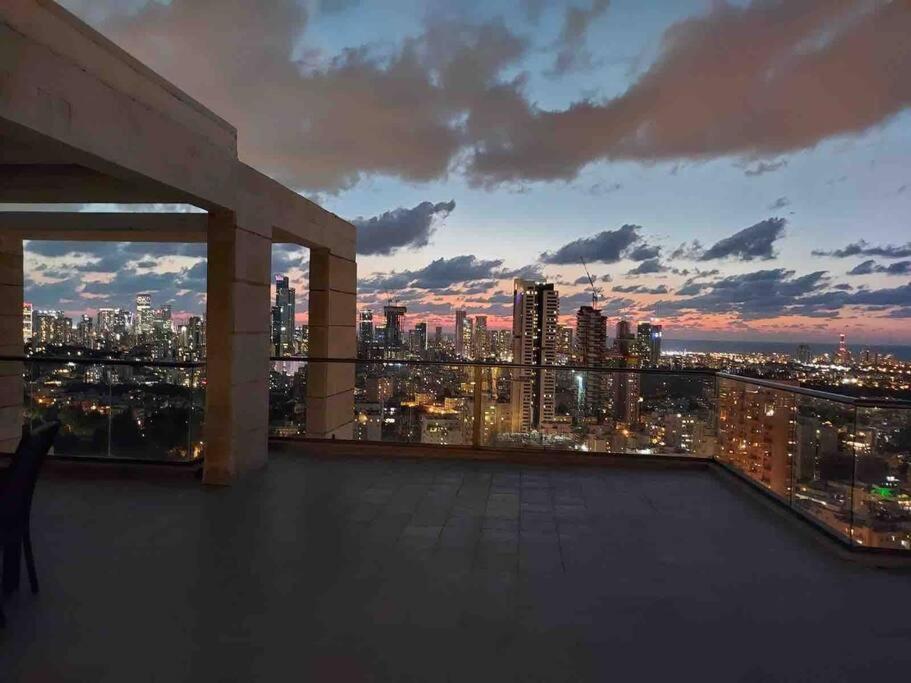 Beautiful Penthouse W/Amazing View, Prime Location Apartment Ramat Gan Bagian luar foto