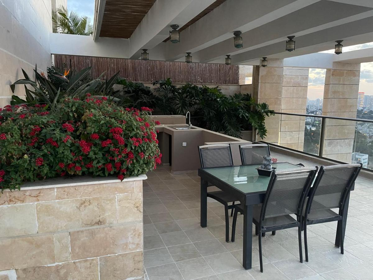 Beautiful Penthouse W/Amazing View, Prime Location Apartment Ramat Gan Bagian luar foto